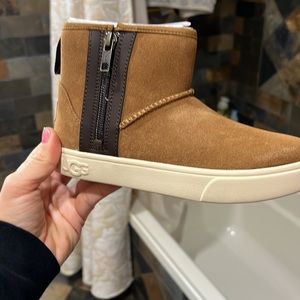 NWT boys size 1 boots -UGG